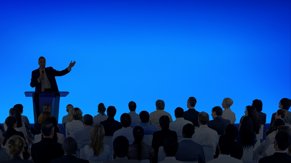 Homem participando da agenda de feiras para provedores de internet