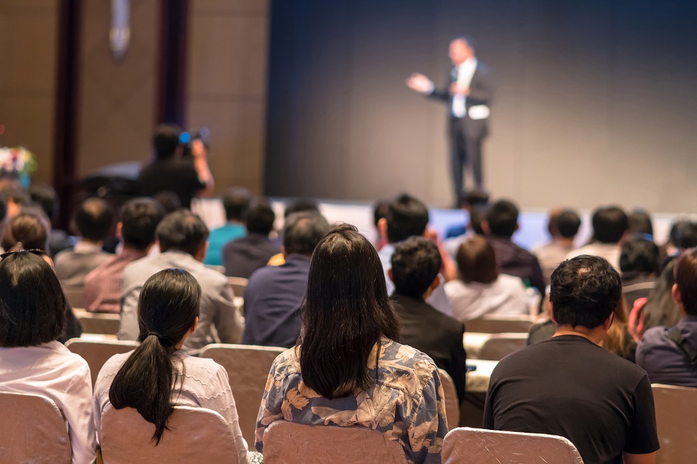 Pessoas assistindo uma palestra no evento iBusiness 2023