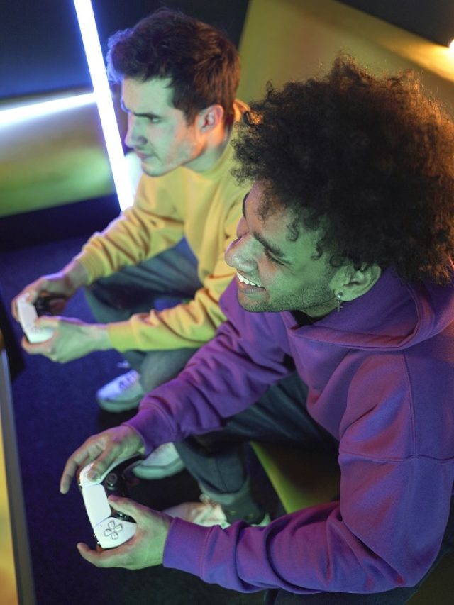amigos-de-alto-angulo-jogando-videogame