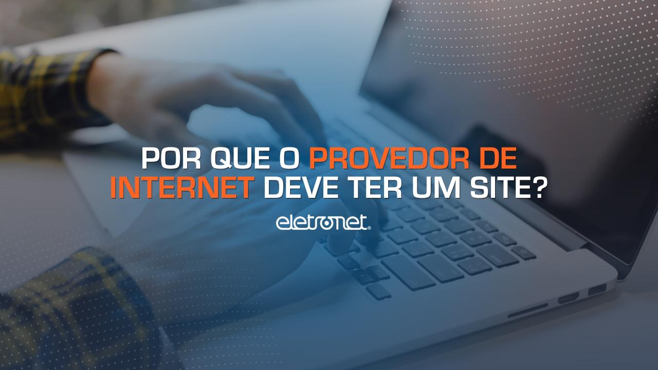 Imagem de uma pessoa mexendo no notebook e criando um site.