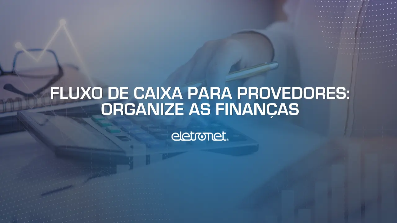 Mulher usando calculadora, analisando o fluxo de caixa para provedores.