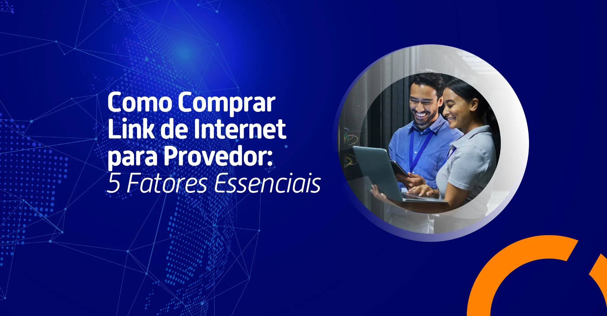 Dois profissionais sorrindo enquanto analisam dados em um laptop em data center, com fundo azul digital em estilo rede