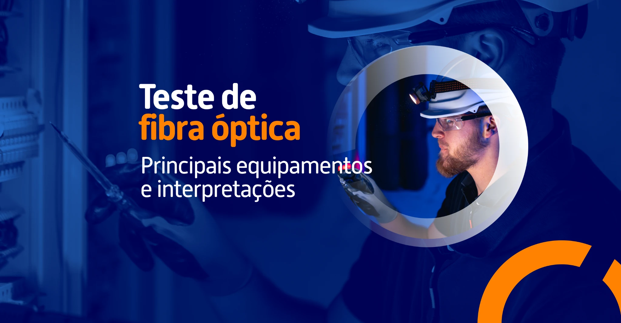 Técnico usando lanterna de cabeça e equipamento de teste em uma rede de fibra óptica, com o texto 'Teste de fibra óptica: principais equipamentos e interpretações'