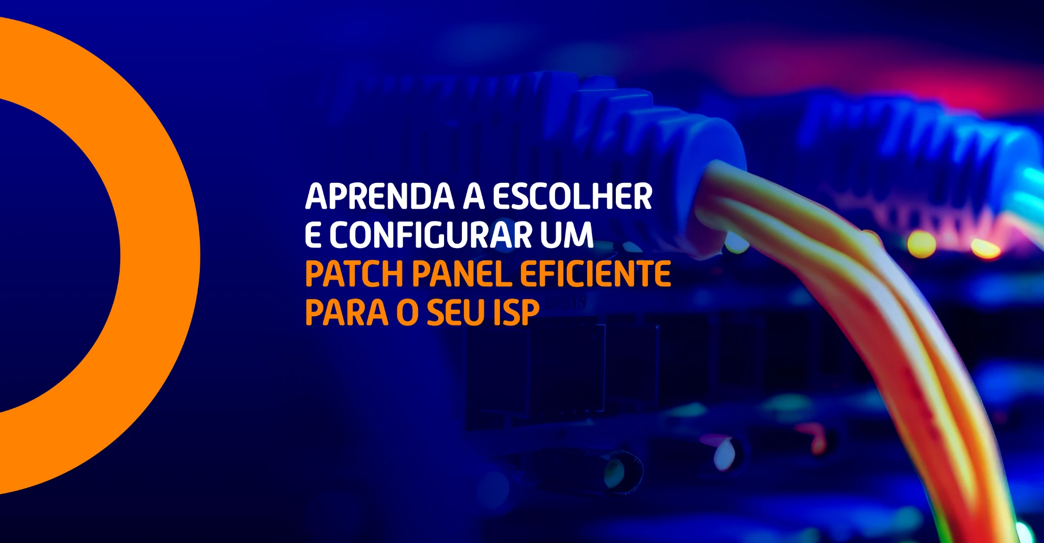 Cabos conectados a um patch panel em ambiente de datacenter, com a frase 'Aprenda a escolher e configurar um patch panel eficiente para o seu ISP'