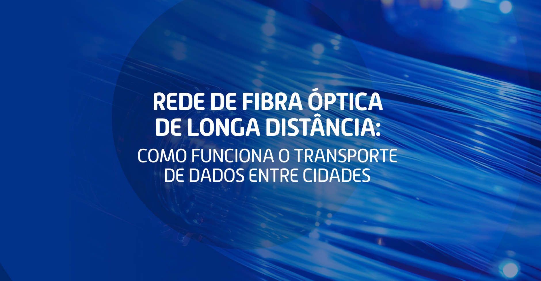 Ilustração de cabos de fibra óptica em azul representando a rede de fibra óptica de longa distância para transporte de dados entre cidades.