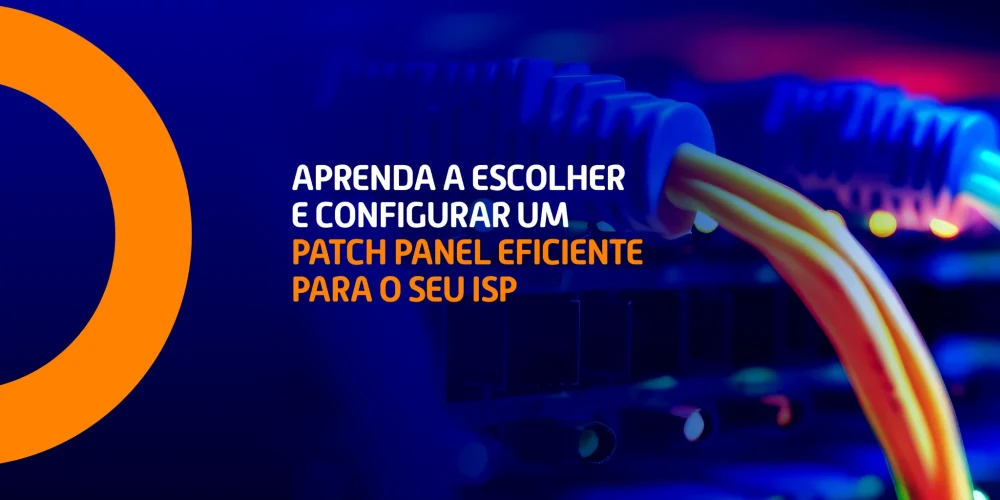 Cabos conectados a um patch panel em ambiente de datacenter, com a frase 'Aprenda a escolher e configurar um patch panel eficiente para o seu ISP'