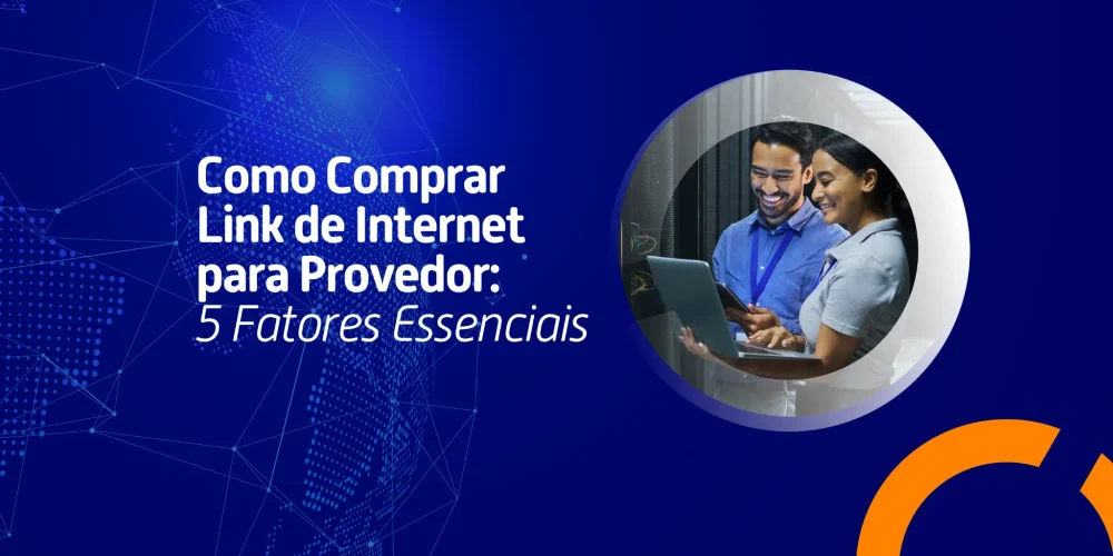 Dois profissionais sorrindo enquanto analisam dados em um laptop em data center, com fundo azul digital em estilo rede