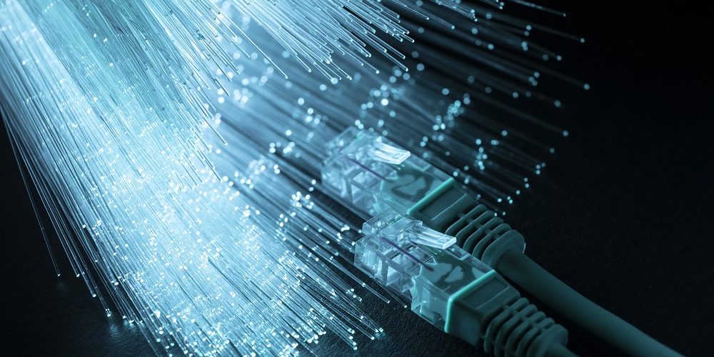 Fibra óptica azul com cabos ethernet
