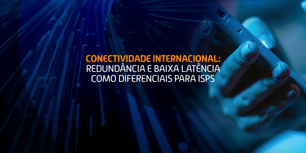 Mãos segurando smartphone com fundo de fibras ópticas representando a conectividade internacional com baixa latência e alta disponibilidade