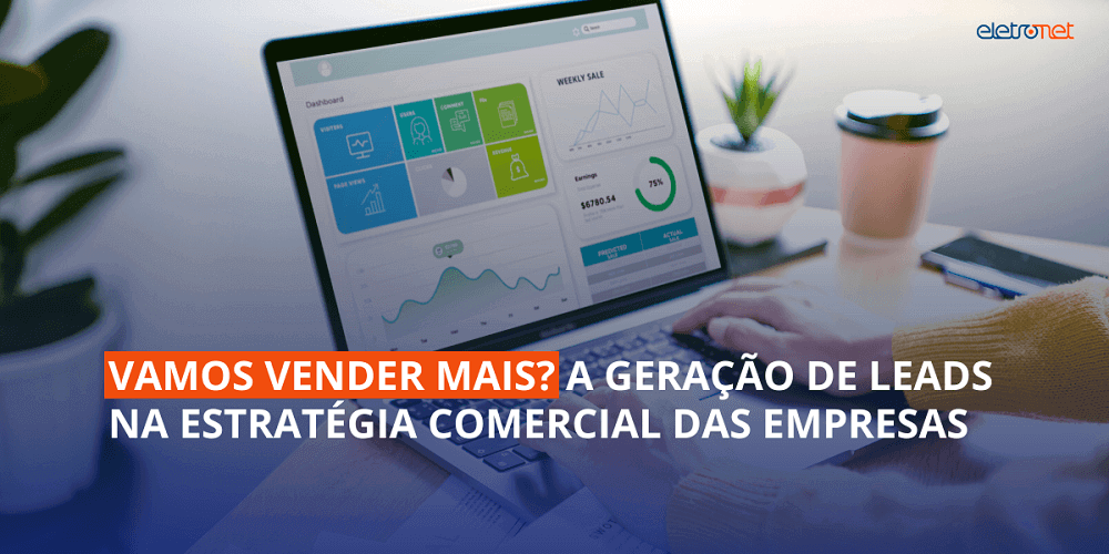 Imagem de um homem usando o notebook captando novos leads