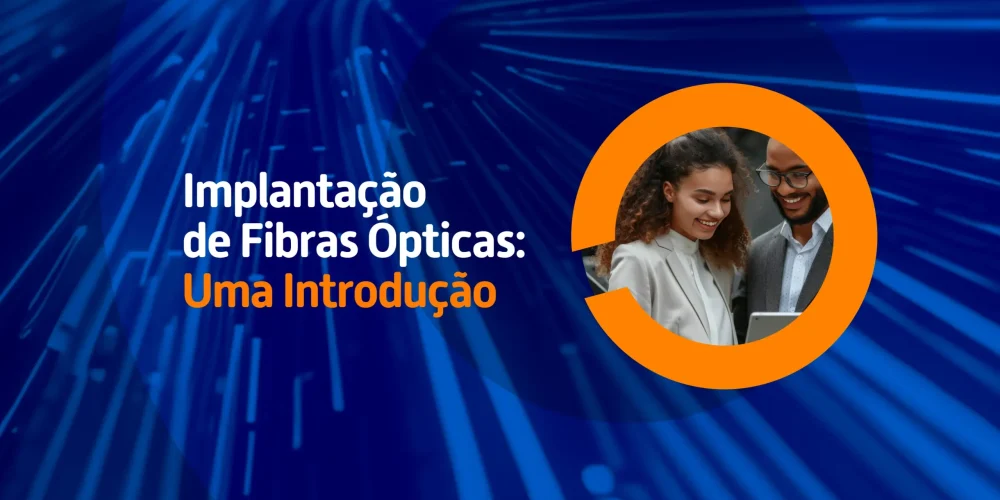 Profissionais avaliando projeto de implantação de fibra óptica com fundo de feixes de luz representando rede óptica