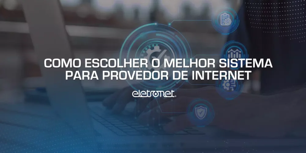 pessoa com as mãos no teclado fazendo uma busca na internet