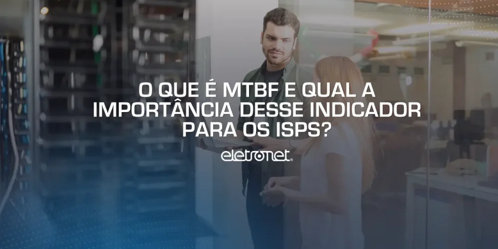 Profissional trabalhando na manutenção preventiva de um data center pois com o mtbf percebeu que era a hora certa