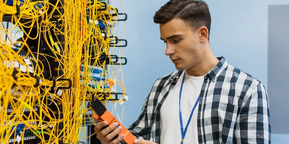 Técnico verificando resultado apontado pelo power meter