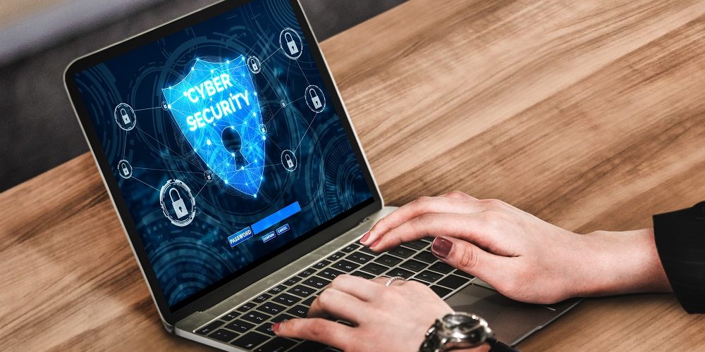 Mulher operando em um notebook simbolizando o início da operação da Lei Geral de Proteção de Dados