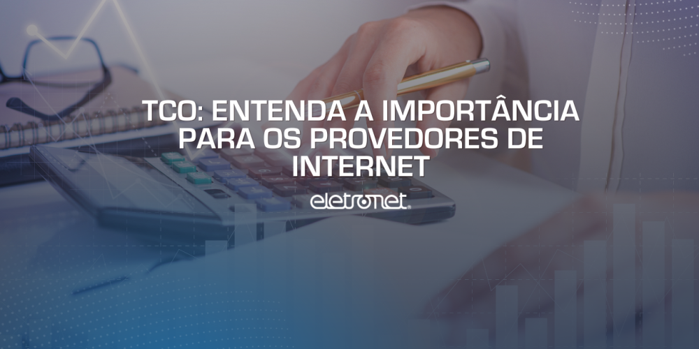 Mulher branca com caneta e calculadora calculando o TCO do provedor de internet.