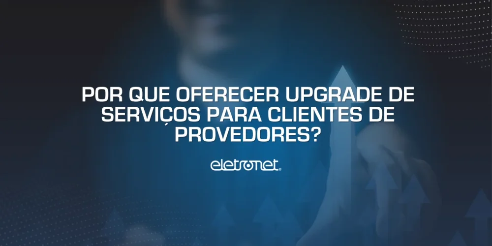 Imagem de uma mão pressionando o botão de upgrade presente em um teclado de computador.